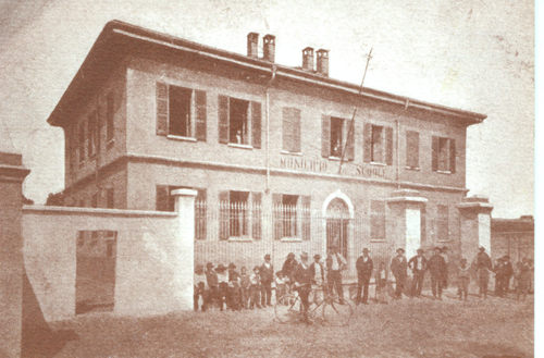 il vecchio Palazzo Municipale, divenuto poi Scuola Elementare San Carlo 